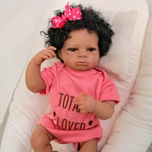 Poupée Reborn Lanny de 50cm bébé africain en tenue rose avec boucles noires
