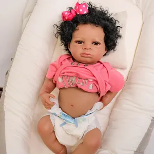 Poupée Reborn réaliste de 50cm Lanny à la peau noire en tenue rose dans un nid blanc