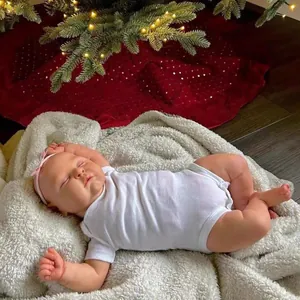 Realistische 19-Zoll Reborn-Babypuppe schlafend in weißem Body mit rosa Stirnband