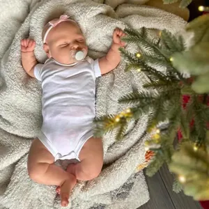 Realistische 19-Zoll Reborn-Babypuppe schlafend im weißen Body mit rosa Schleife auf Decke