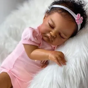 19-inch slapende Reborn-babypop met donkere huid, roze rompertje en een bloemenhoofdband