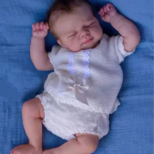 Poupée bébé reborn dormante de 19 pouces en tenue tricotée blanche avec dentelle