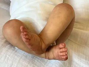 Détails macro des pieds de poupée Reborn réalistes avec texture de peau et ongles peints