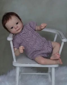 Détail d'une poupée reborn de 18 pouces avec peau réaliste et pull en maille lilas
