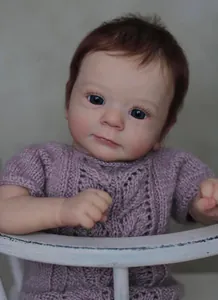 Gros plan de la poupée Reborn Felicia de 18 pouces avec cheveux bruns et yeux bleus