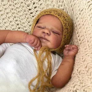 Realistische 19-Zoll Reborn-Puppe mit dunkler Haut, gelber Strickmütze und weißem Body