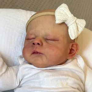 Poupée Bébé Reborn 19 Pouces Réaliste Nouveau-Né Fille Dormante Avec Corps en Tissu Combinaison Blanche Bandeau Poupée en Vinyle Souple