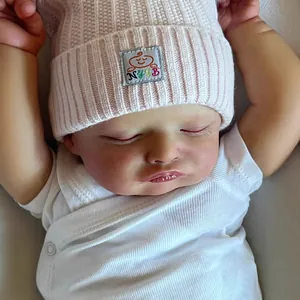 Poupée Bébé Reborn Réaliste Nouveau-né Fille Endormie Membres en Vinyle Corps en Tissu Souple Avec Bonnet Rose Vêtements Blancs Cadeau Pour Enfants