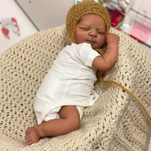 Realistische 19 Zoll Reborn Puppe mit gelber Strickmütze und weißem Strampler Set