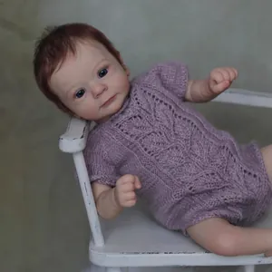 Poupée Felicia réaliste de 18 pouces en tricot violet sur chaise blanche vintage