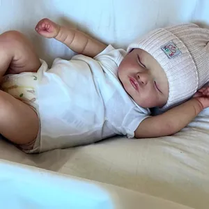 Poupée Reborn réaliste de 18 pouces endormie en chemise blanche et bonnet en tricot rose