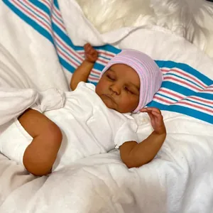 Poupée Reborn Réaliste de 18 Pouces Teint Foncé Nouveau-Né Endormi Poupée de Simulation Avec Corps en Tissu Cheveux Peints à la Main Cadeau Pour Enfants