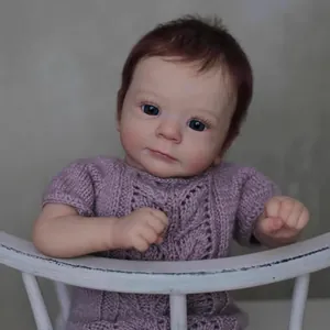 Poupée Reborn réaliste de 18 pouces Felicia en tenue tricotée violette sur chaise blanche