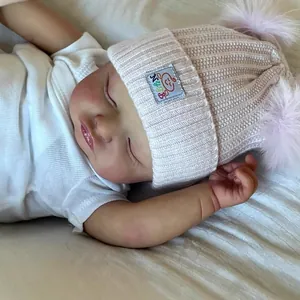 Poupée bébé Reborn Rosalie de 18 pouces avec bonnet à pompons rose et t-shirt blanc en coton