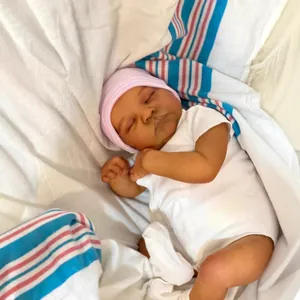 Poupée Reborn réaliste Levi 18 pouces avec peau foncée et bonnet rayé rose