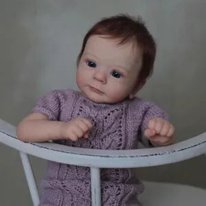 Poupée Reborn réaliste de 18 pouces Felicia en tenue tricotée violette sur chaise