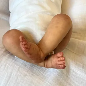 Détails réalistes de la peau et des orteils d'une poupée bébé reborn de 19 pouces