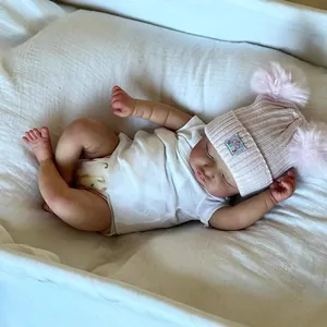 Poupée bébé reborn réaliste de 18 pouces avec bonnet rose à pompons et t-shirt en coton blanc