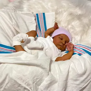 Poupée reborn réaliste de 18 pouces à la peau foncée avec bonnet rose et tenue blanche