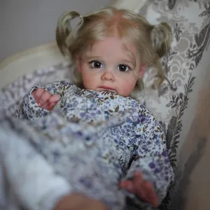Bambola reborn realistica da 24 pollici con capelli biondi ricci e vestito floreale blu