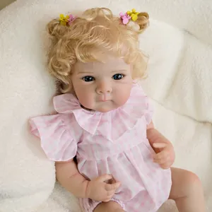 Naturgetreue 18-Zoll-Reborn-Puppe mit blonden Locken und rosa kariertem Strampler