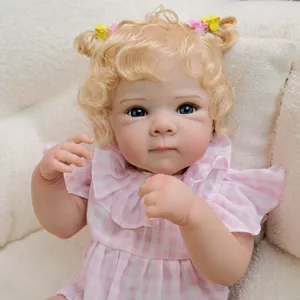 Realistische 18-Zoll-Reborn-Babypuppe mit blondem Haar und rosa kariertem Kleid