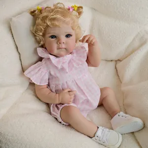 Reborn-Babypuppe Bettie mit blonden Locken, blauen Augen und rosa kariertem Body
