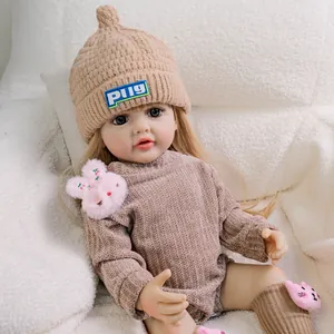 Poupée reborn réaliste de 22 pouces avec cheveux bruns et ensemble pull en tricot rose