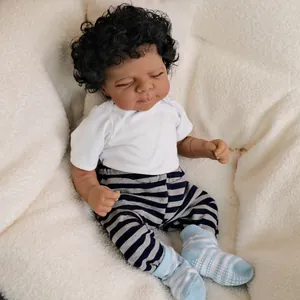 Bambola reborn realistica da 19 pollici con pelle scura e pantaloni a righe blu su peluche