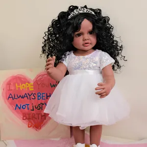 Poupée reborn noire avec cheveux bouclés portant robe blanche à paillettes et tiare