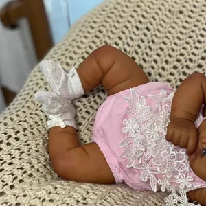 19-Zoll lebensechte Reborn-Babypuppe in rosa Spitzenstrampler auf einer Decke