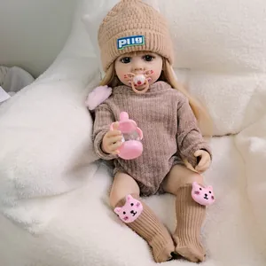 Poupée Reborn réaliste de 22 pouces en grenouillère en velours côtelé marron avec bonnet