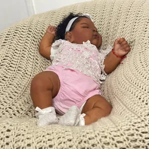 19-Zoll lebensechte Reborn-Babypuppe in rosa Spitzen-Strampler auf Strickdecke