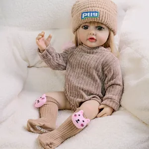 Poupée Reborn Betty 22 pouces avec barboteuse en tricot marron, bonnet et chaussettes