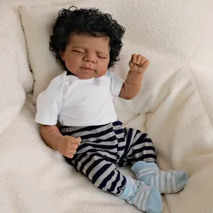 Bambola Reborn da 19 pollici con pelle scura e capelli ricci in pantaloni a quadretti