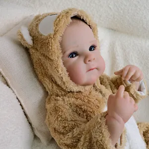 Bambola reborn realistica da 19 pollici in tutina da orso marrone con pelle dettagliata