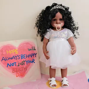 Poupée réaliste noire de 22 pouces avec cheveux bouclés, couronne et robe blanche à paillettes