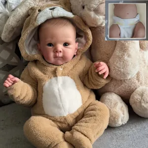 Bambola Reborn Fatta a Mano Realistica in Silicone a Corpo Intero Bambina Neonato Con Tutina di Peluche a Orso Giocattolo di Simulazione Lavabile Regalo per Bambini