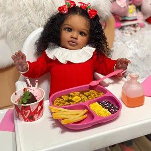 Muñeca Reborn realista de 26 pulgadas con piel oscura en traje rojo de Navidad y set