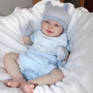 Poupée réaliste de 18 pouces avec barboteuse bleue et bonnet de bébé à rayures