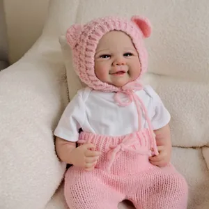 Lebensechte 19-Zoll Reborn Babypuppe mit rosa Bärenohr-Strickmütze und Strick-Latzhose