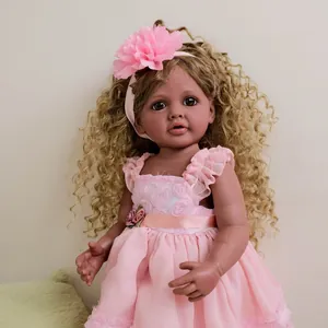 Poupée reborn 22 pouces peau foncée avec cheveux blonds bouclés et robe rose en dentelle