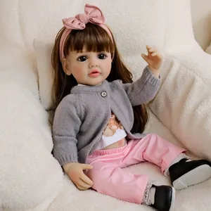 Bambola Betty realistica da 22 pollici con cardigan grigio e fascia per capelli rosa