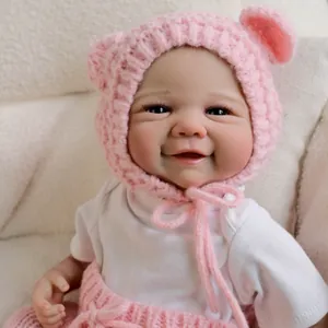 19-Zoll lebensechte Reborn-Babypuppe mit rosa Strickmütze mit Bärenohren und weißem T-Shirt