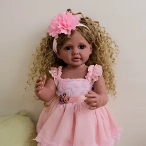 Poupée Betty réaliste de 22 pouces à la peau foncée, cheveux blonds et robe rose de luxe