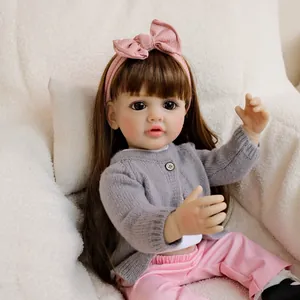 Bambola Reborn realistica da 22 pollici con capelli castani, cardigan grigio e fiocco