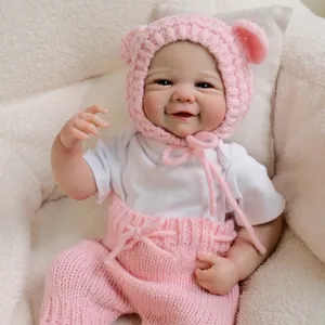 19-Zoll lebensechte Reborn-Babypuppe mit rosa Bärenohr-Strickmütze und weißem T-Shirt