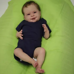 Realistische Reborn-Babypuppe Sebastian Lebensechte Neugeborene Jungenpuppe Mit Marineblauem Strampler Eingesetztem Haar Weichem Stoffkörper Handgefertigtes Spielzeuggeschenk