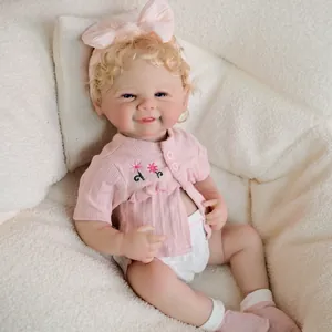 Realistische 19-Zoll-Reborn-Puppe mit blondem Haar und rosa floralem Strick-Outfit