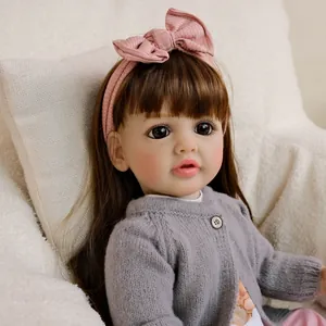 Bambola Reborn realistica da 22 pollici con cardigan grigio, fascia rosa e grandi occhi marroni